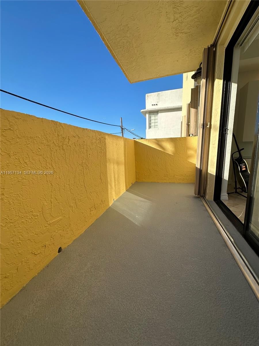 Real estate property located at 1334 Collins Ave #204, Miami-dade, Collins Plaza Condo, Miami Beach, FL