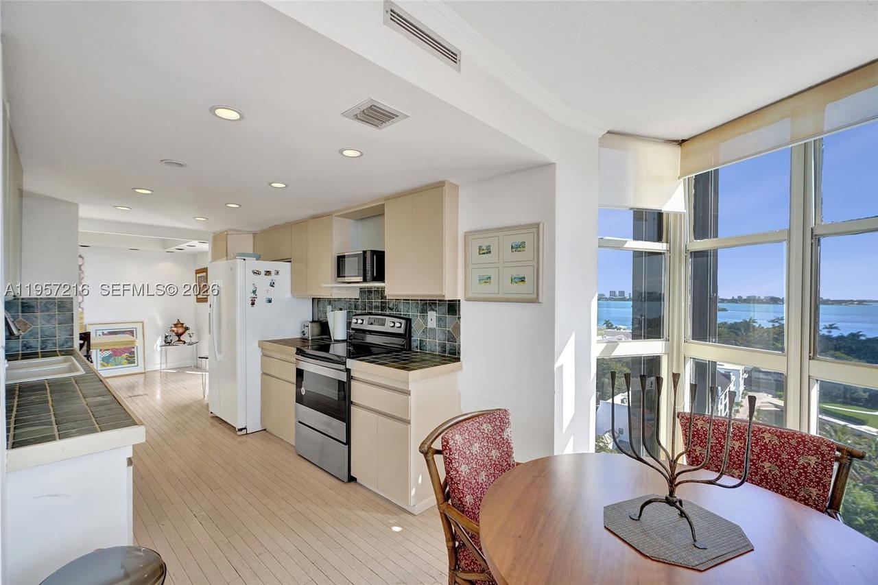 Real estate property located at 1000 Quayside Ter #1402, Miami-dade, Towers Of Quayside Condo, Miami, FL