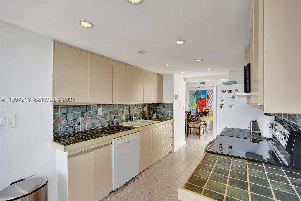 Real estate property located at 1000 Quayside Ter #1402, Miami-dade, Towers Of Quayside Condo, Miami, FL