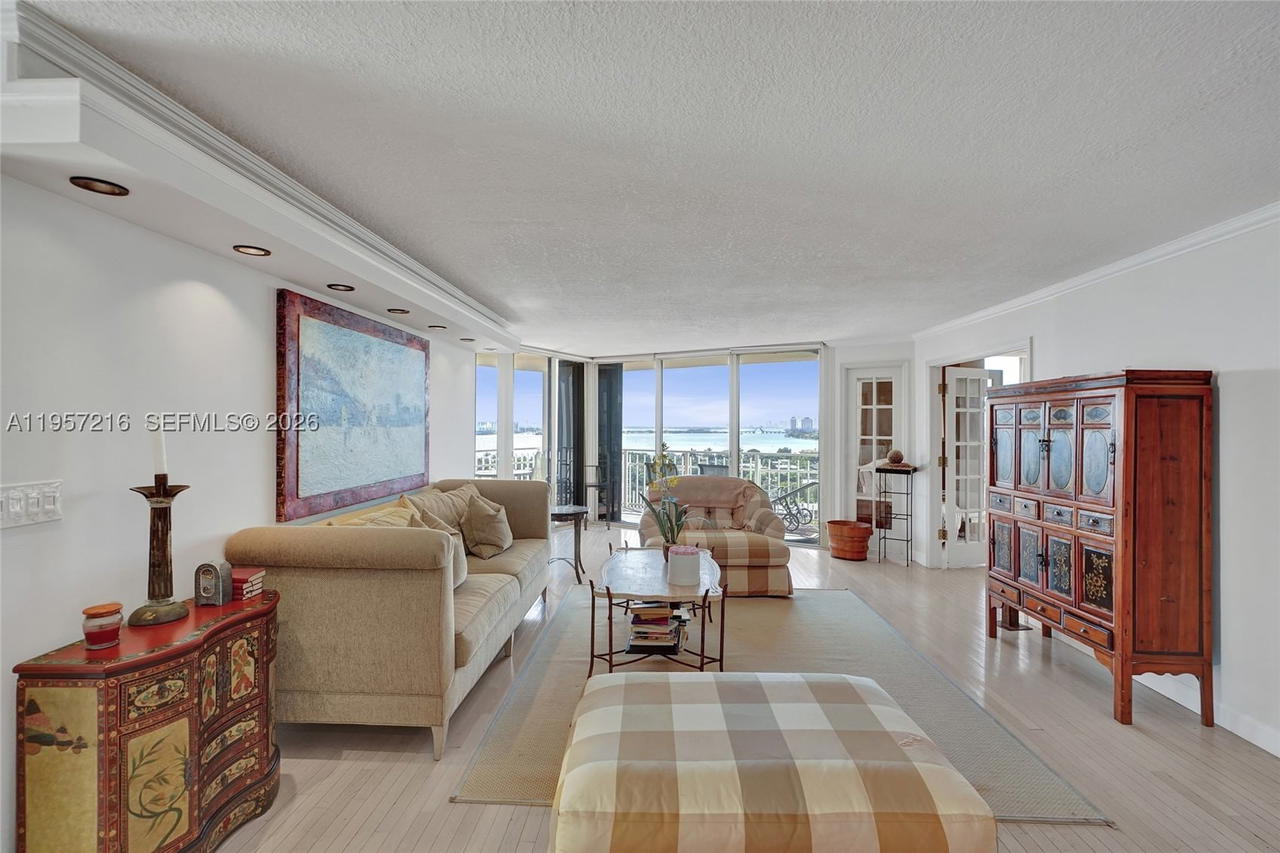 Real estate property located at 1000 Quayside Ter #1402, Miami-dade, Towers Of Quayside Condo, Miami, FL