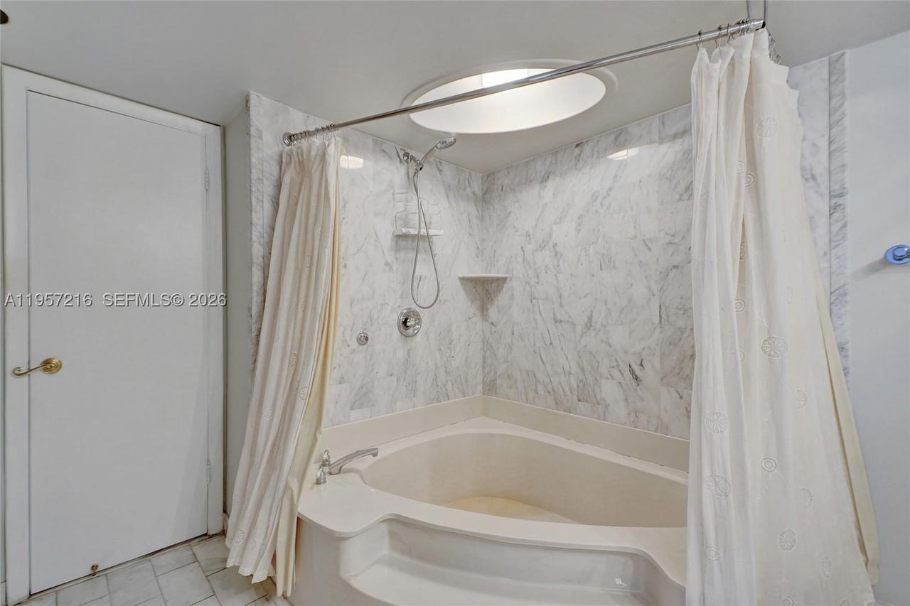 Real estate property located at 1000 Quayside Ter #1402, Miami-dade, Towers Of Quayside Condo, Miami, FL