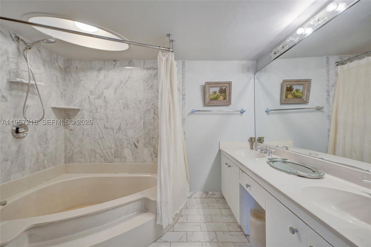 Real estate property located at 1000 Quayside Ter #1402, Miami-dade, Towers Of Quayside Condo, Miami, FL