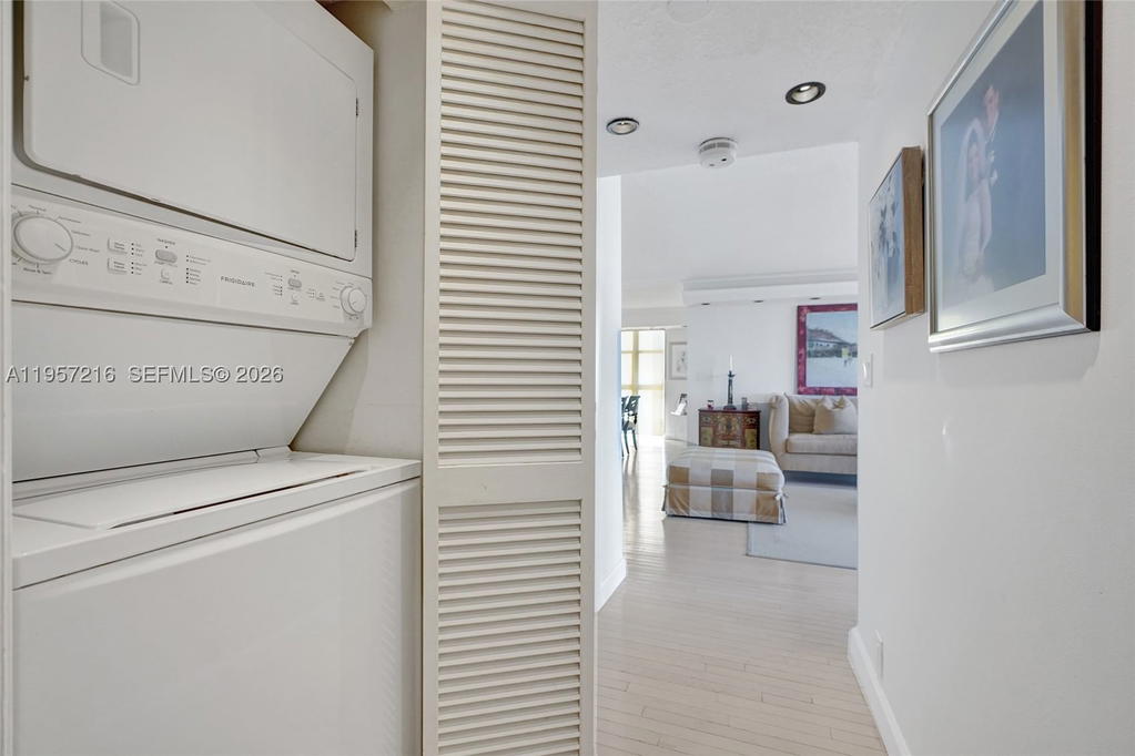 Real estate property located at 1000 Quayside Ter #1402, Miami-dade, Towers Of Quayside Condo, Miami, FL