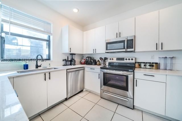Real estate property located at 492 203rd Ter, Miami-dade, Vista Lago, Miami Gardens, FL
