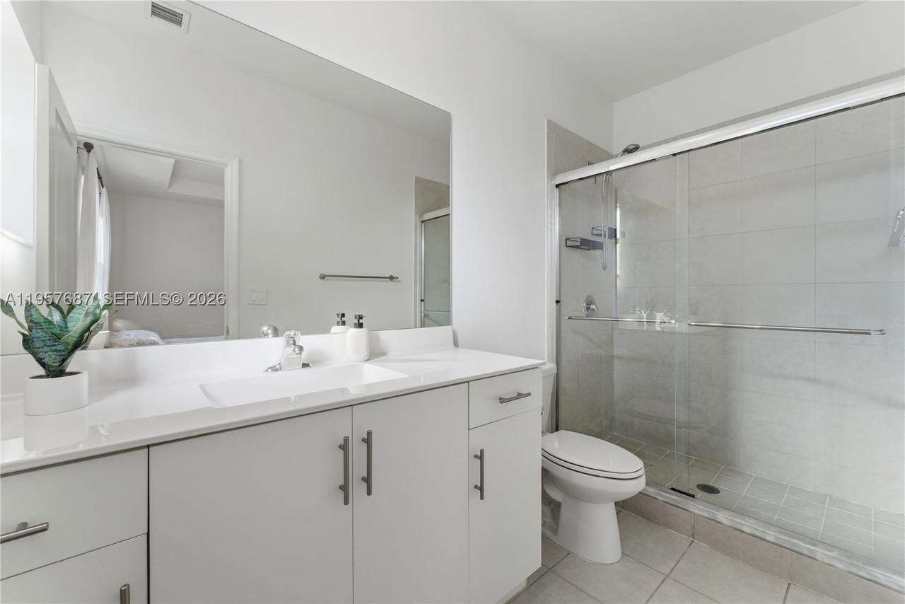 Real estate property located at 11456 33rd Way, Miami-dade, Aquabella North, Hialeah, FL