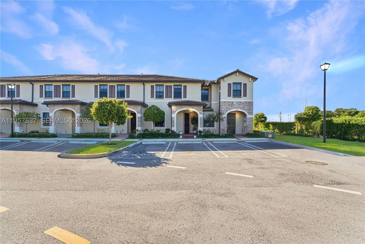 Real estate property located at 11456 33rd Way, Miami-dade, Aquabella North, Hialeah, FL