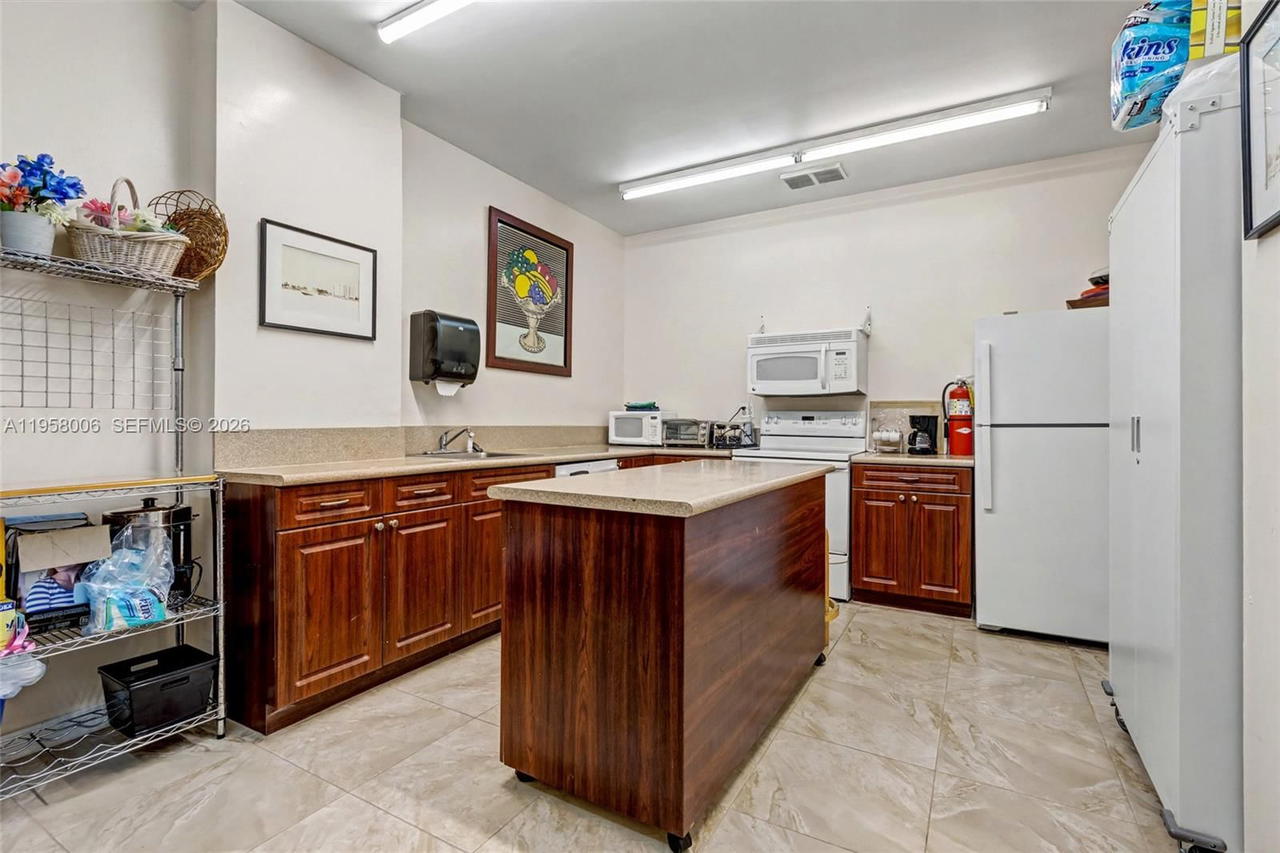 Real estate property located at 11930 Bayshore Dr #606, Miami-dade, Majorca Towers Condo, North Miami, FL