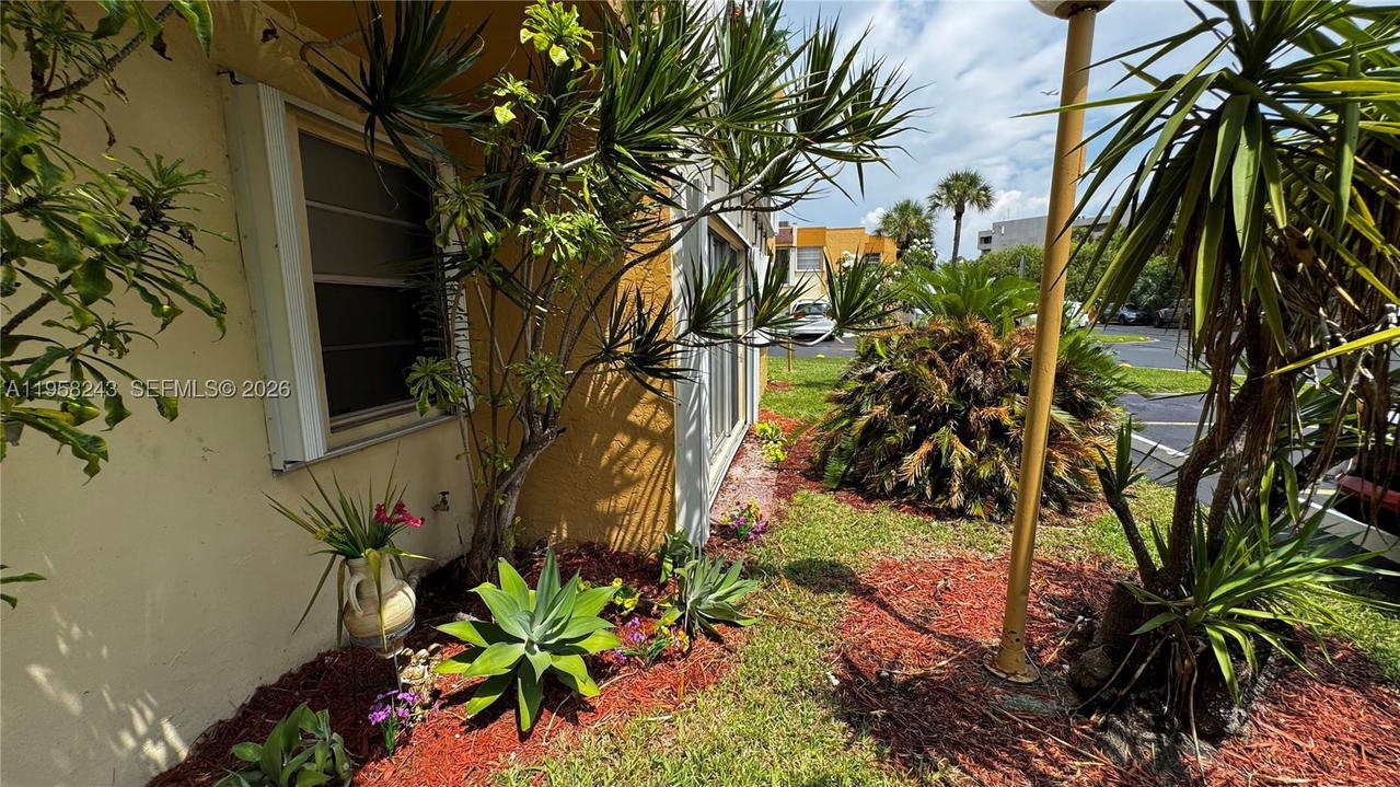 Real estate property located at 9301 4th St #114E, Miami-dade, South Winds Condo, Miami, FL