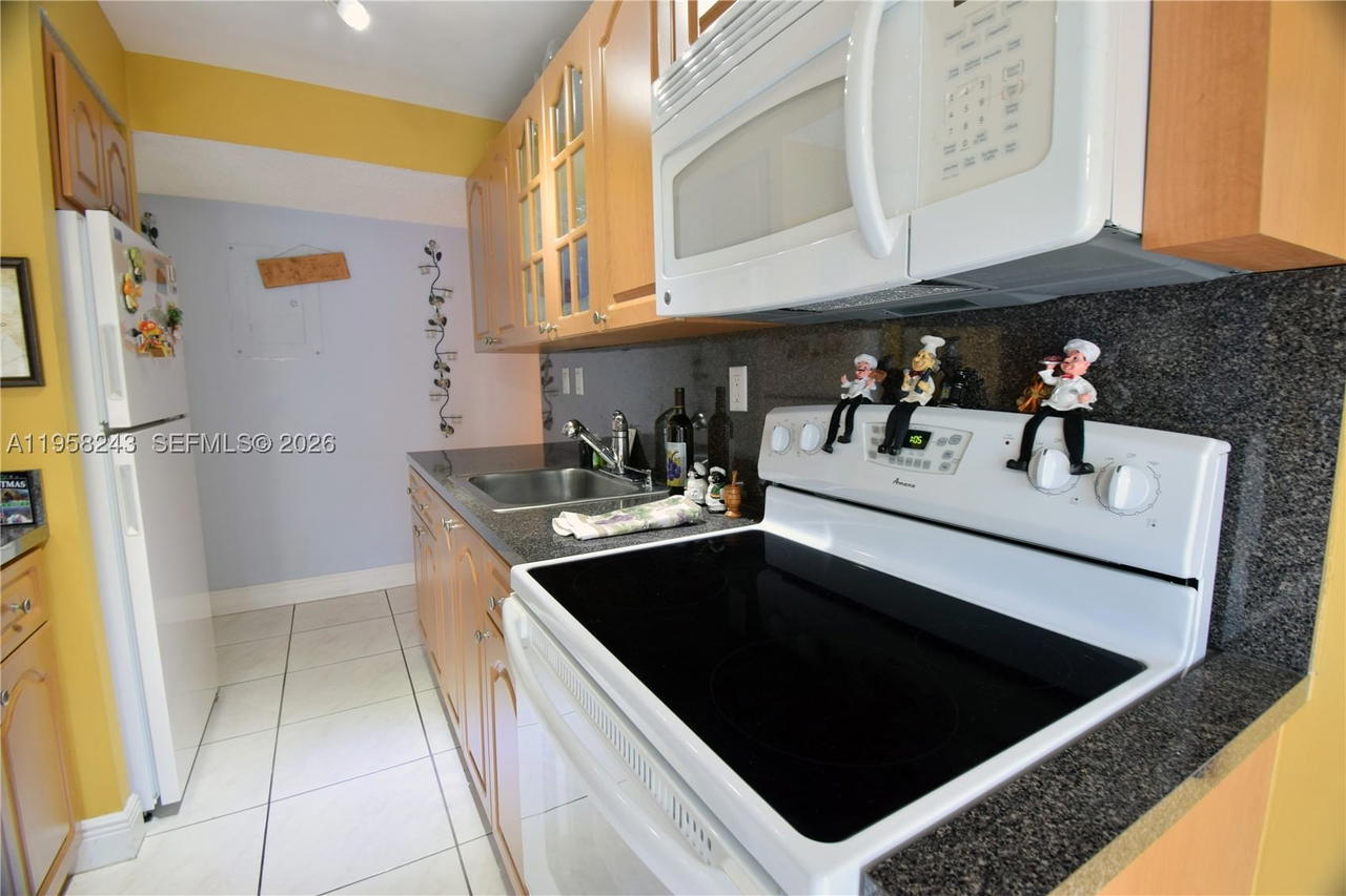 Real estate property located at 9301 4th St #114E, Miami-dade, South Winds Condo, Miami, FL
