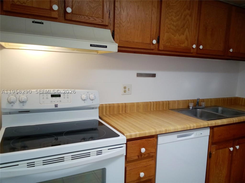 Real estate property located at 3720 Inverrary Dr #2S, Broward, International Village At, Lauderhill, FL