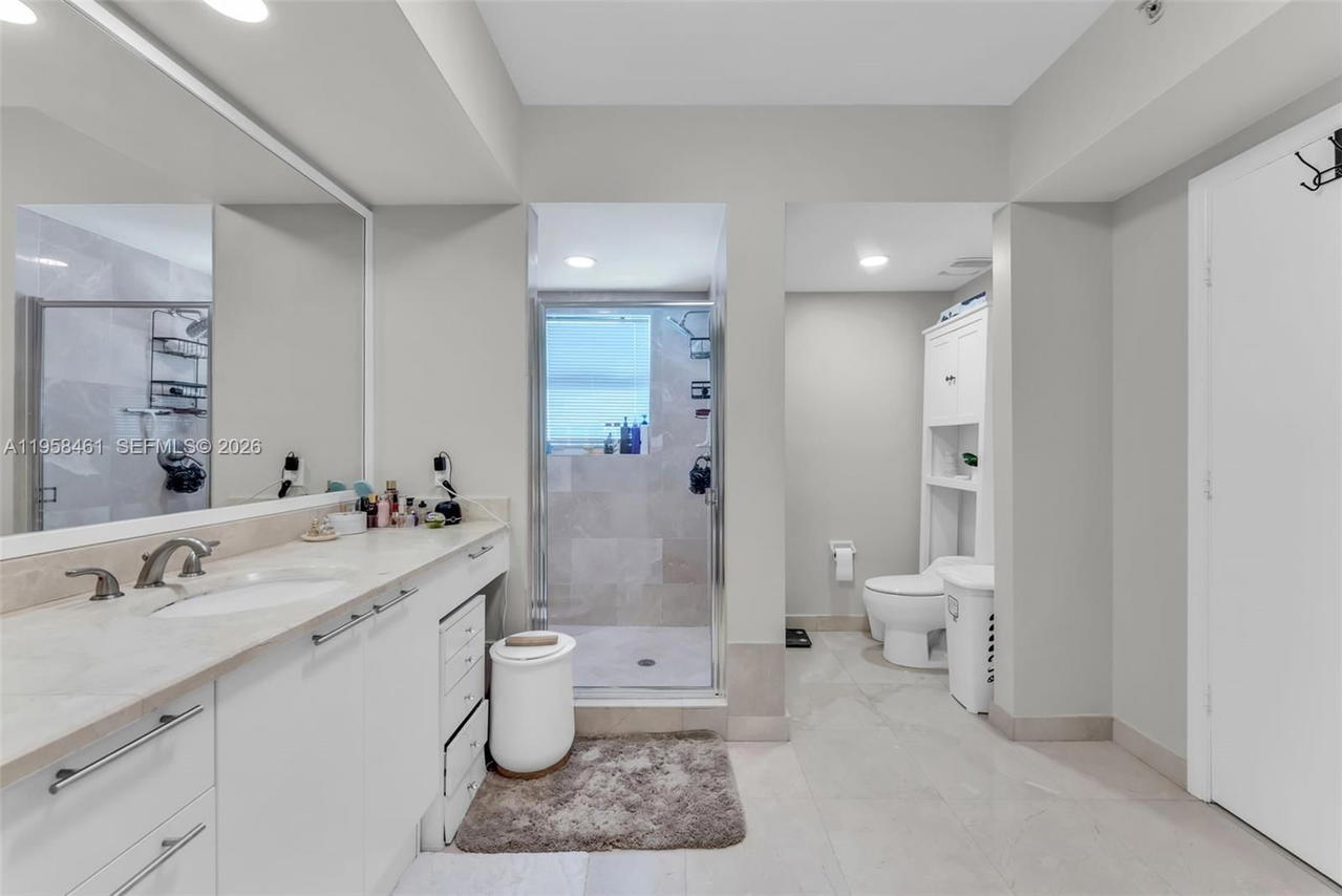 Real estate property located at 14951 Royal Oaks Ln #2201, Miami-dade, The Oaks I Condo, North Miami, FL