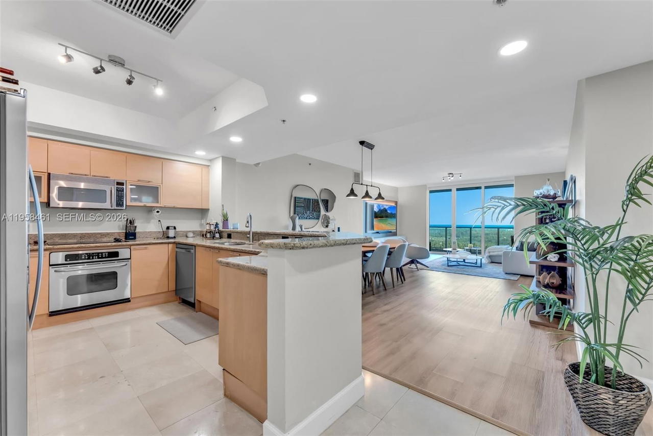 Real estate property located at 14951 Royal Oaks Ln #2201, Miami-dade, The Oaks I Condo, North Miami, FL