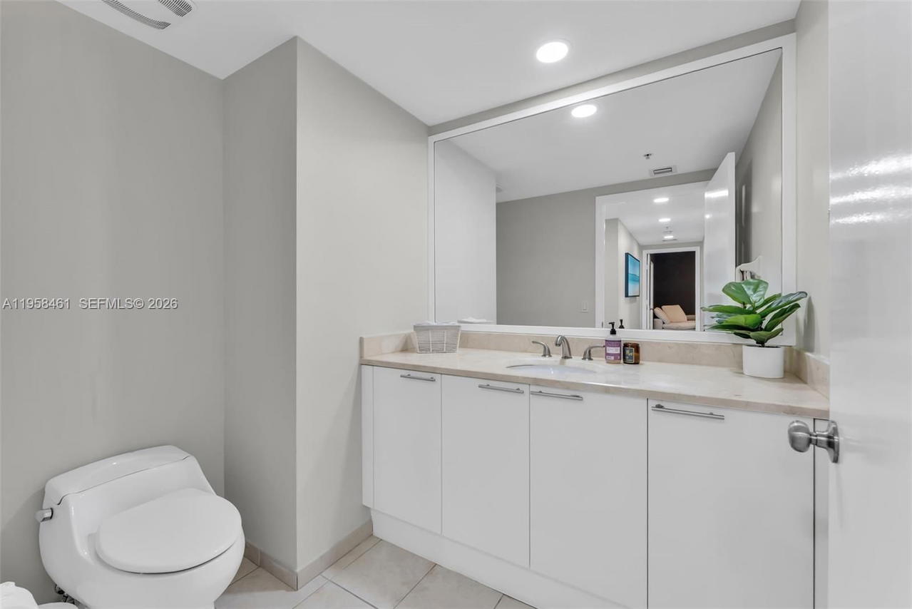 Real estate property located at 14951 Royal Oaks Ln #2201, Miami-dade, The Oaks I Condo, North Miami, FL