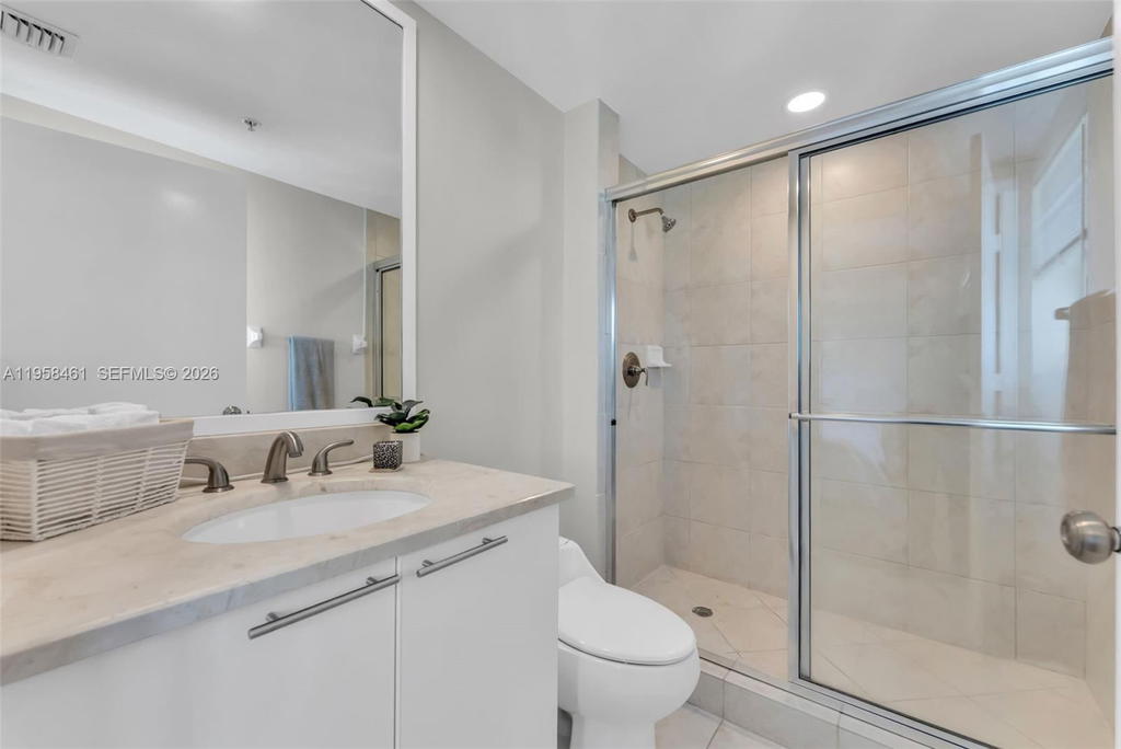 Real estate property located at 14951 Royal Oaks Ln #2201, Miami-dade, The Oaks I Condo, North Miami, FL