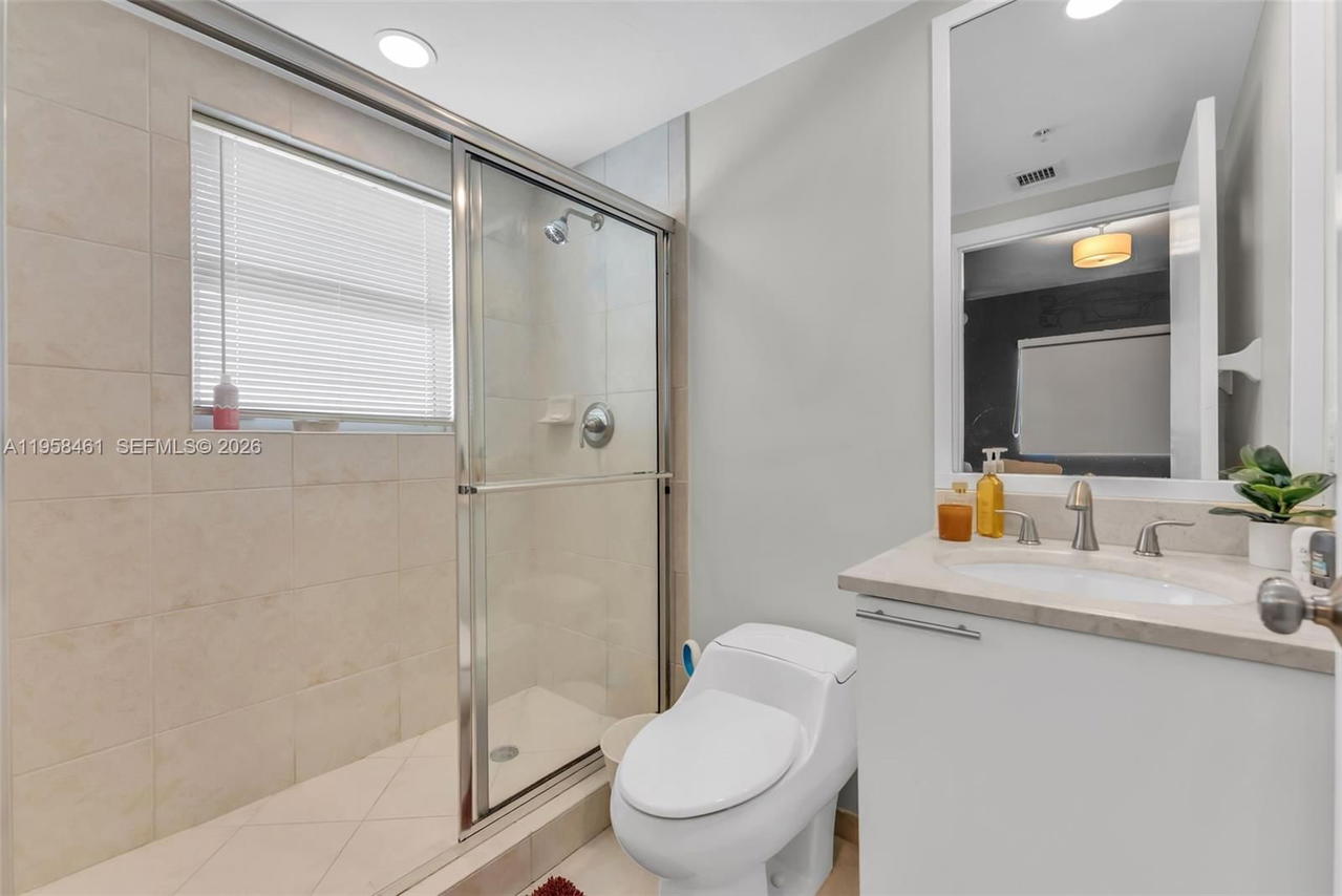 Real estate property located at 14951 Royal Oaks Ln #2201, Miami-dade, The Oaks I Condo, North Miami, FL
