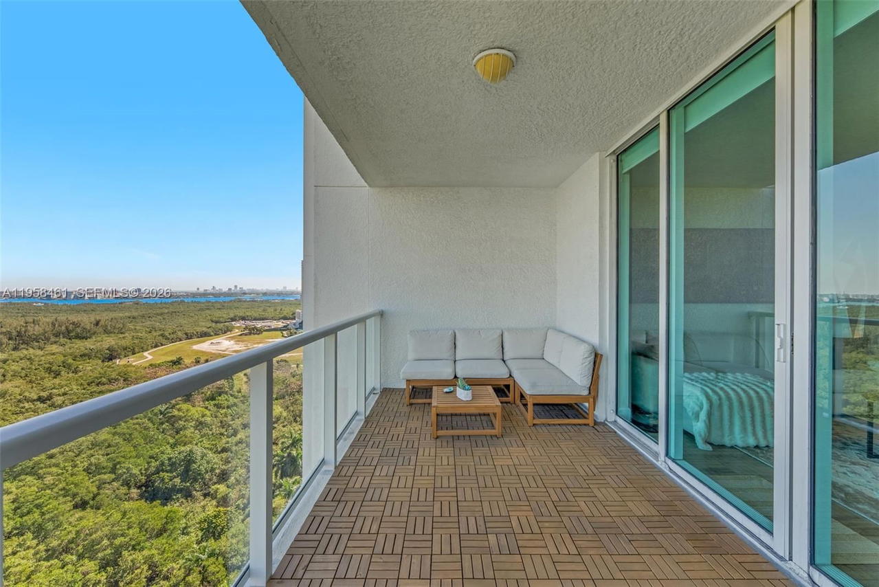 Real estate property located at 14951 Royal Oaks Ln #2201, Miami-dade, The Oaks I Condo, North Miami, FL
