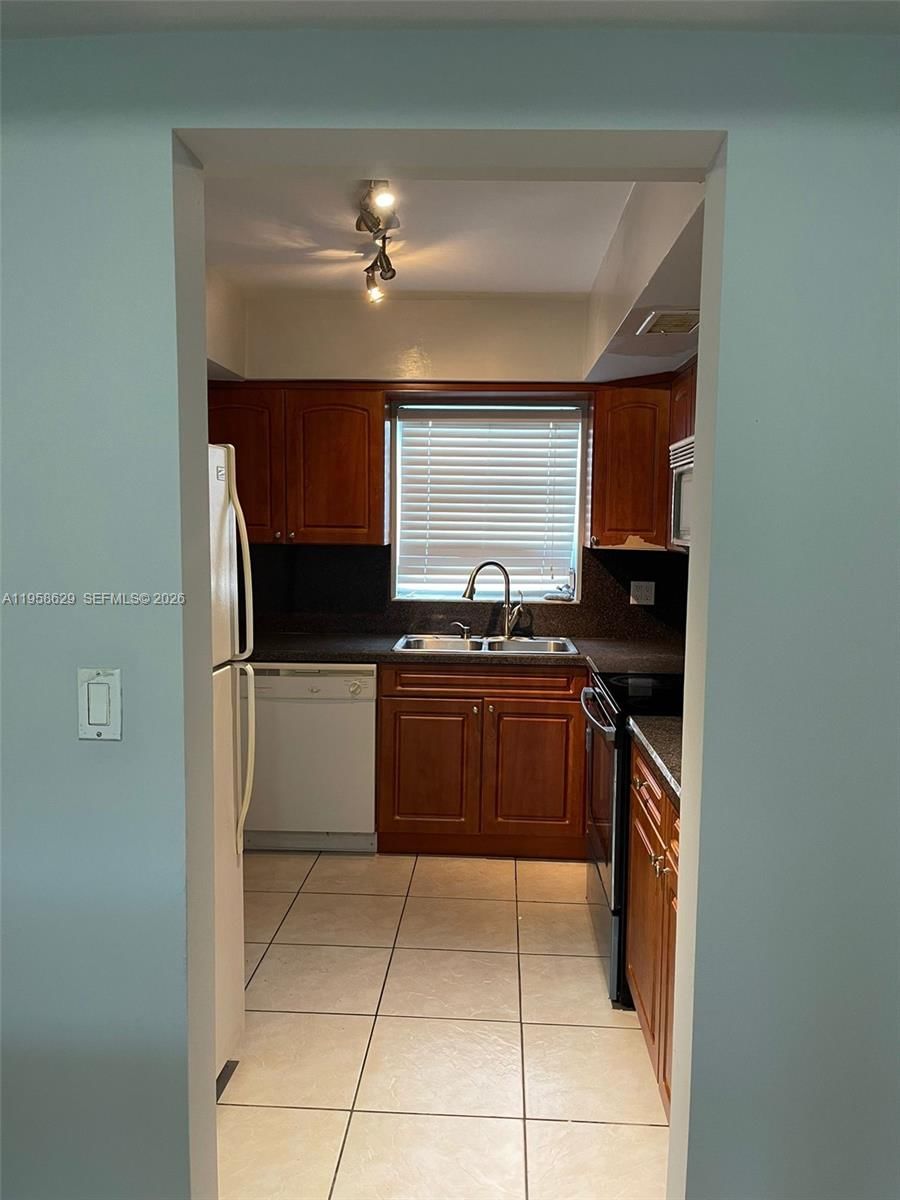 Real estate property located at 7670 82nd St H113, Miami-dade, Village At Dadeland Condo, Miami, FL