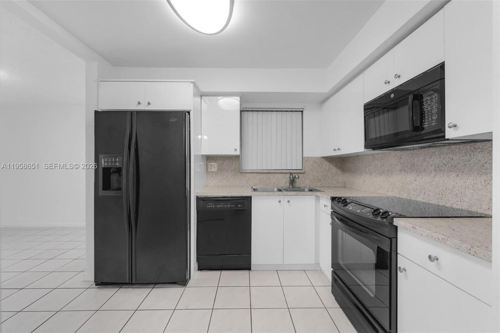 Real estate property located at 14903 80th St #101, Miami-dade, The Seasons Villas & Thms, Miami, FL