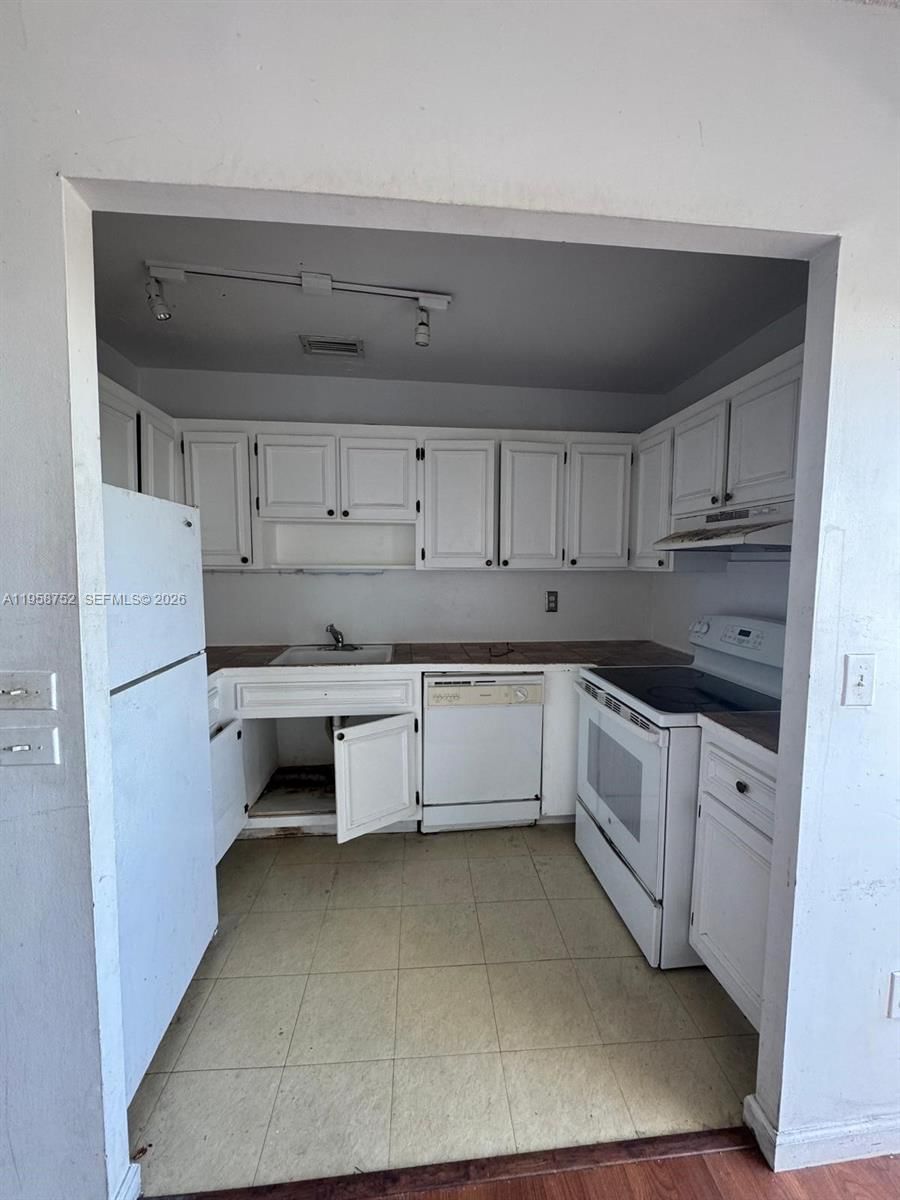 Real estate property located at 7801 4th Ct #516, Miami-dade, Riverview Village Condo, Miami, FL