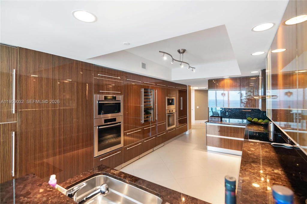 Real estate property located at 2711 Ocean Dr #2205, Broward, 2711 Hollywood Beach Cond, Hollywood, FL
