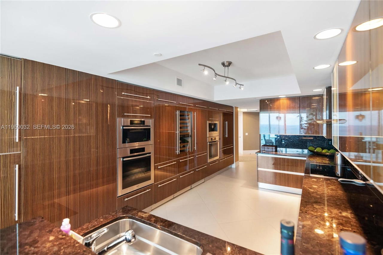 Real estate property located at 2711 Ocean Dr #2205, Broward, 2711 Hollywood Beach Cond, Hollywood, FL