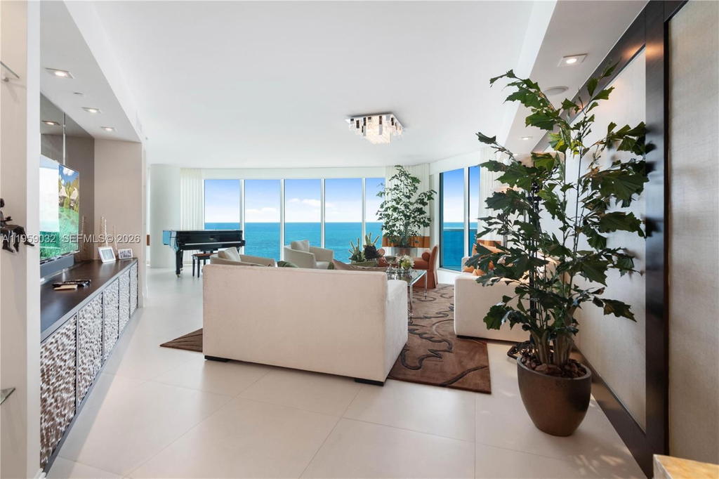Real estate property located at 2711 Ocean Dr #2205, Broward, 2711 Hollywood Beach Cond, Hollywood, FL
