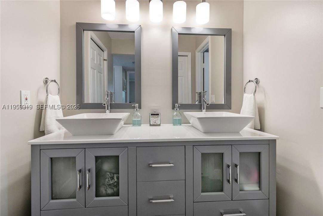 Real estate property located at 402 Lakeview Dr #201, Broward, Racquet Club Apartments A, Weston, FL