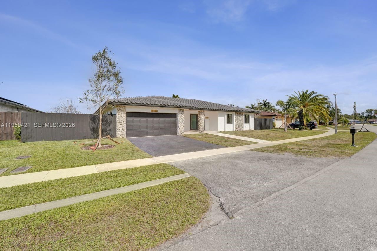 Real estate property located at 16653 Golfview Dr, Broward, Bonaventure Lakes 3rd Add, Weston, FL