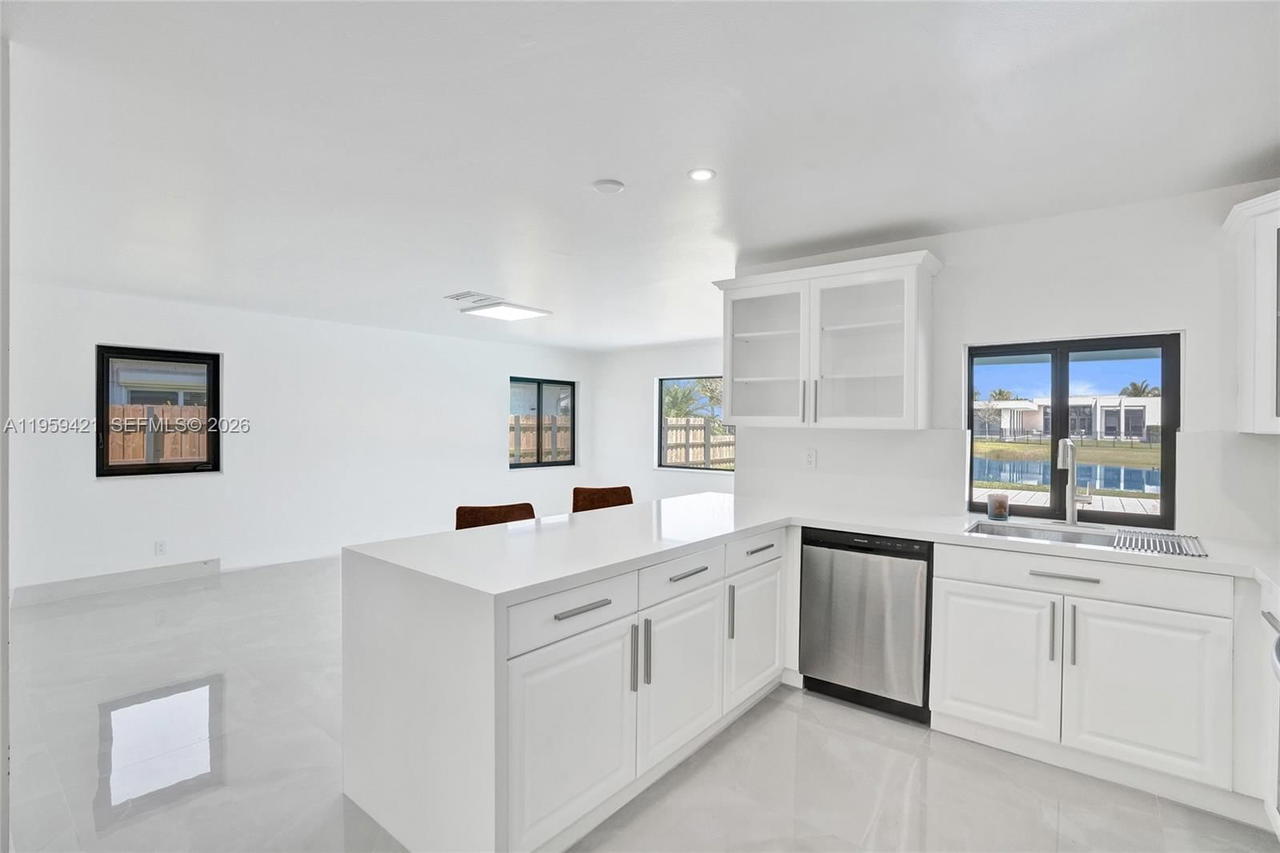 Real estate property located at 16653 Golfview Dr, Broward, Bonaventure Lakes 3rd Add, Weston, FL