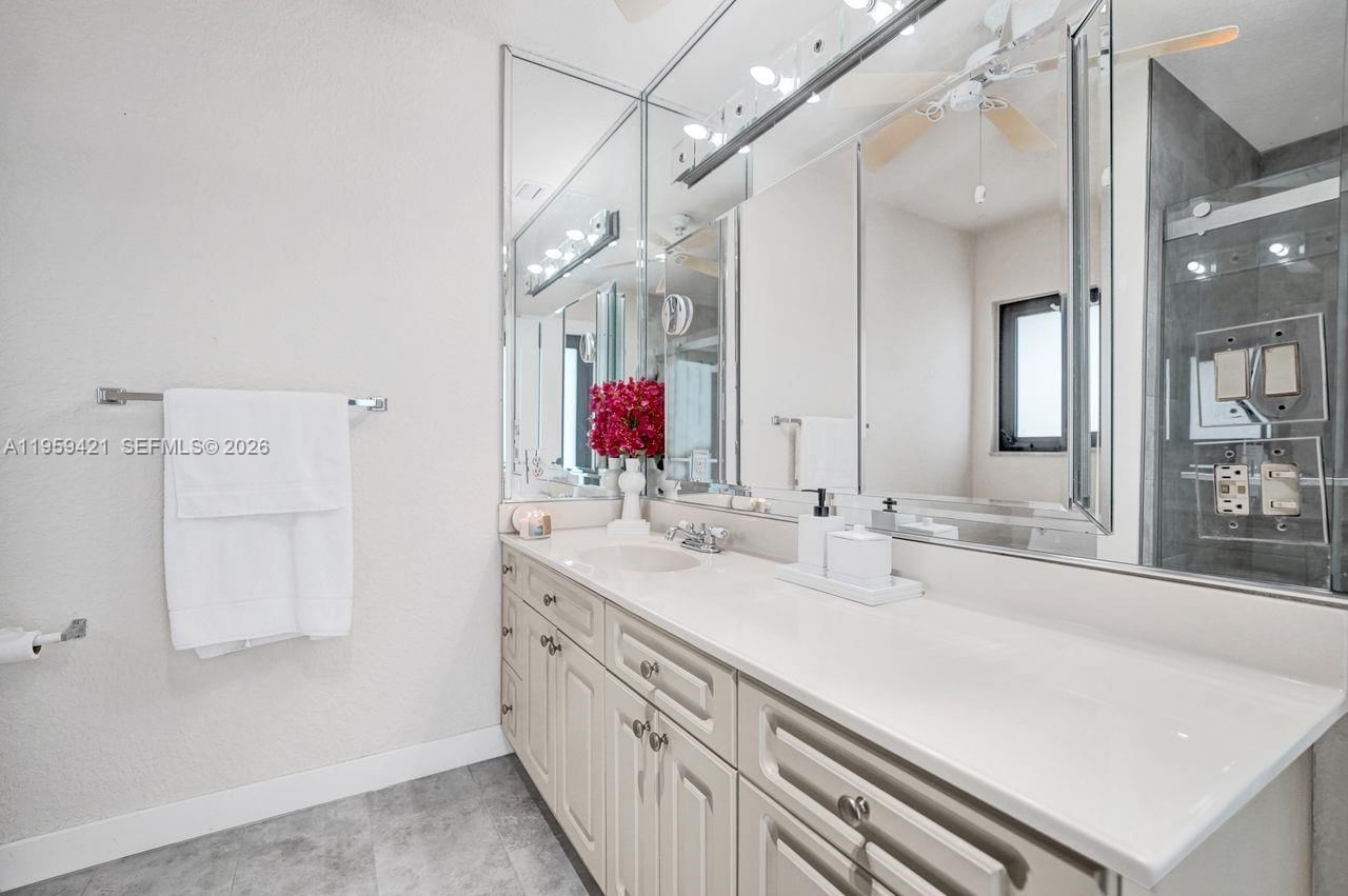Real estate property located at 16653 Golfview Dr, Broward, Bonaventure Lakes 3rd Add, Weston, FL
