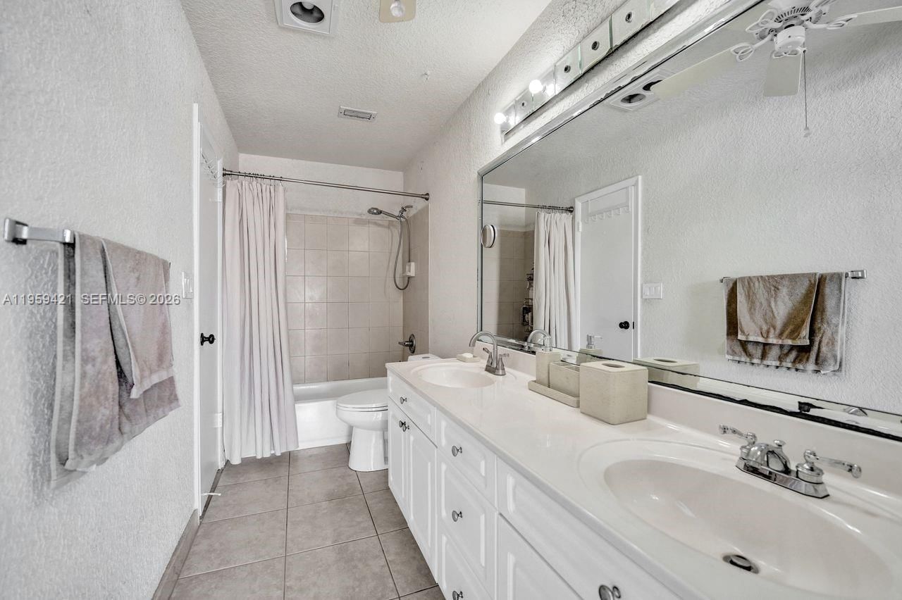 Real estate property located at 16653 Golfview Dr, Broward, Bonaventure Lakes 3rd Add, Weston, FL