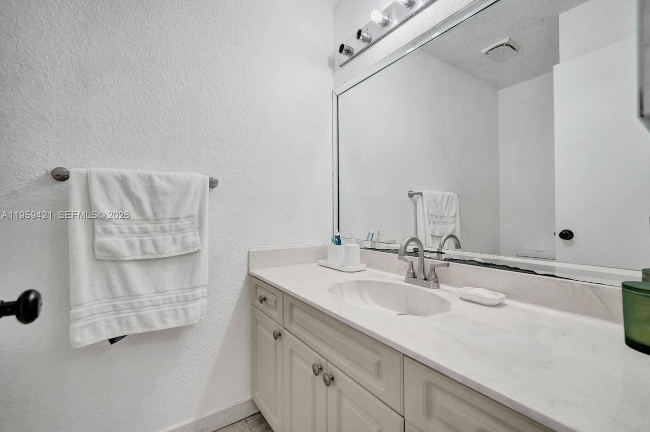 Real estate property located at 16653 Golfview Dr, Broward, Bonaventure Lakes 3rd Add, Weston, FL