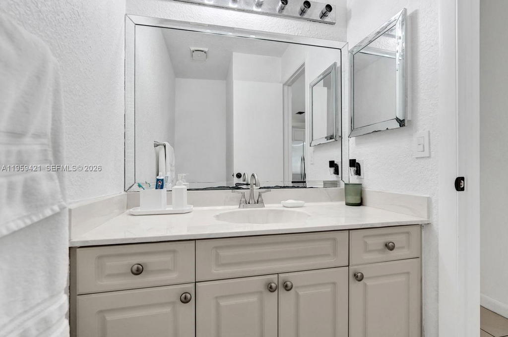Real estate property located at 16653 Golfview Dr, Broward, Bonaventure Lakes 3rd Add, Weston, FL