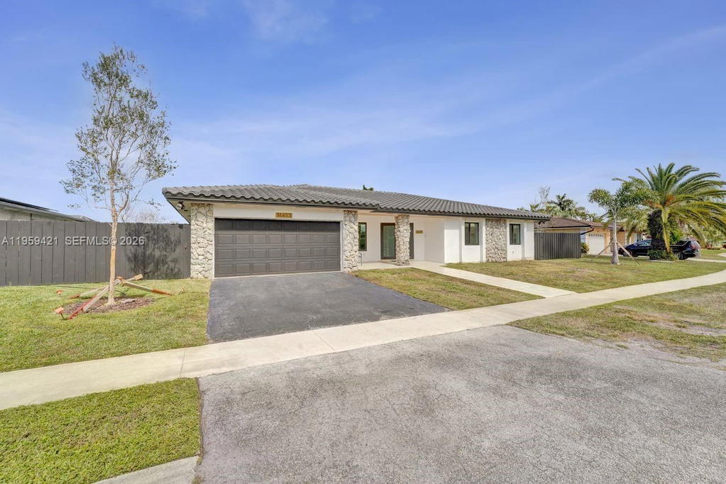 Real estate property located at 16653 Golfview Dr, Broward, Bonaventure Lakes 3rd Add, Weston, FL