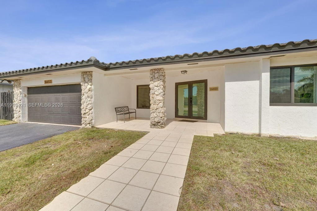 Real estate property located at 16653 Golfview Dr, Broward, Bonaventure Lakes 3rd Add, Weston, FL
