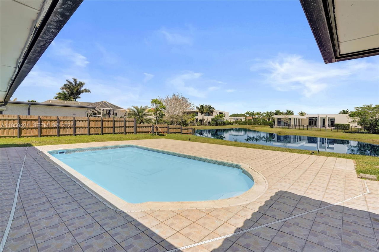 Real estate property located at 16653 Golfview Dr, Broward, Bonaventure Lakes 3rd Add, Weston, FL