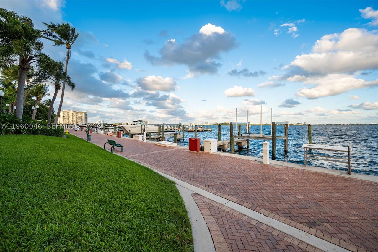 Real estate property located at 4000 Towerside Ter #1509, Miami-dade, The Towers Of Quayside Co, Miami, FL