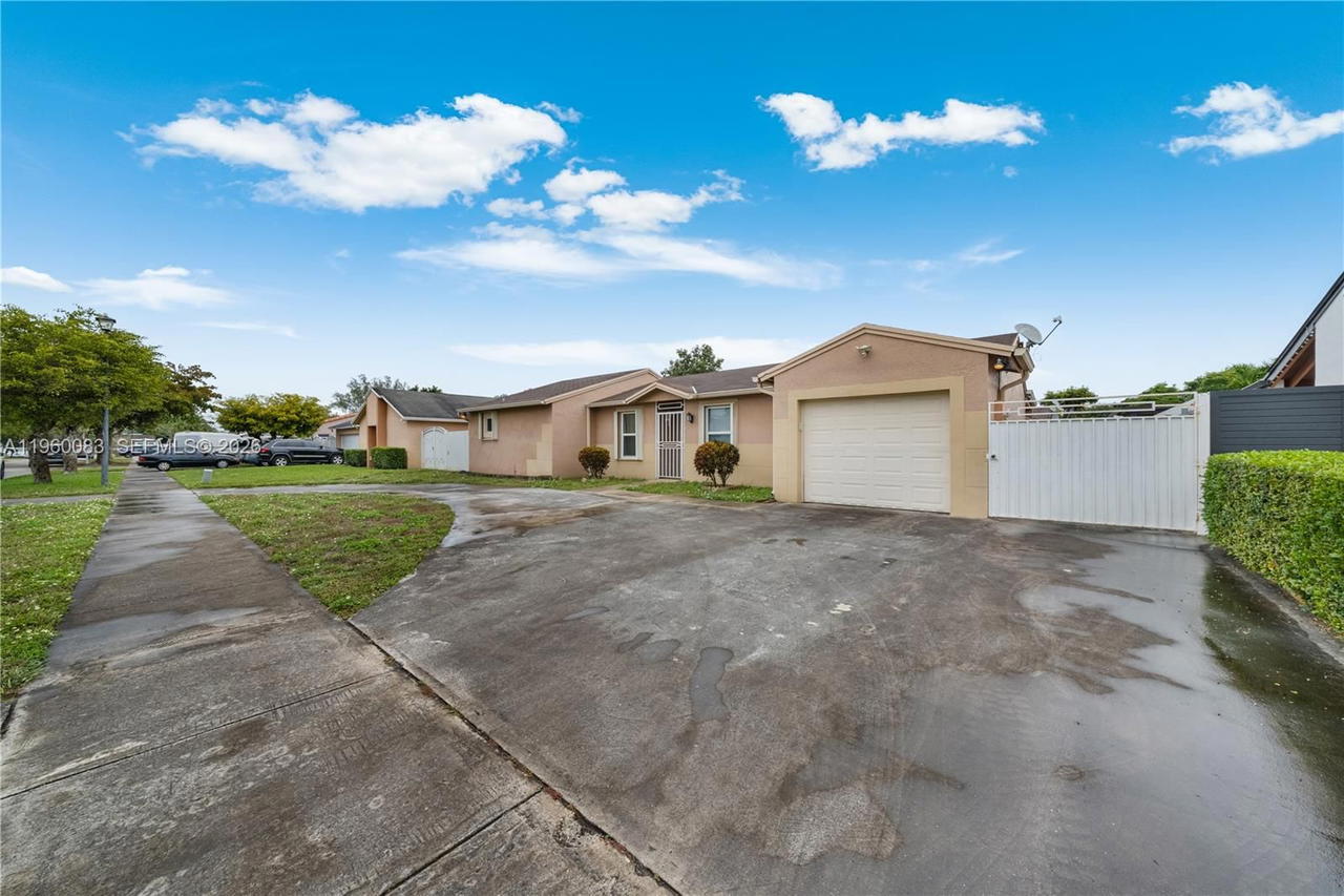 Real estate property located at 20103 57th Pl, Miami-dade, Country Lake Manors Sec 2, Hialeah, FL