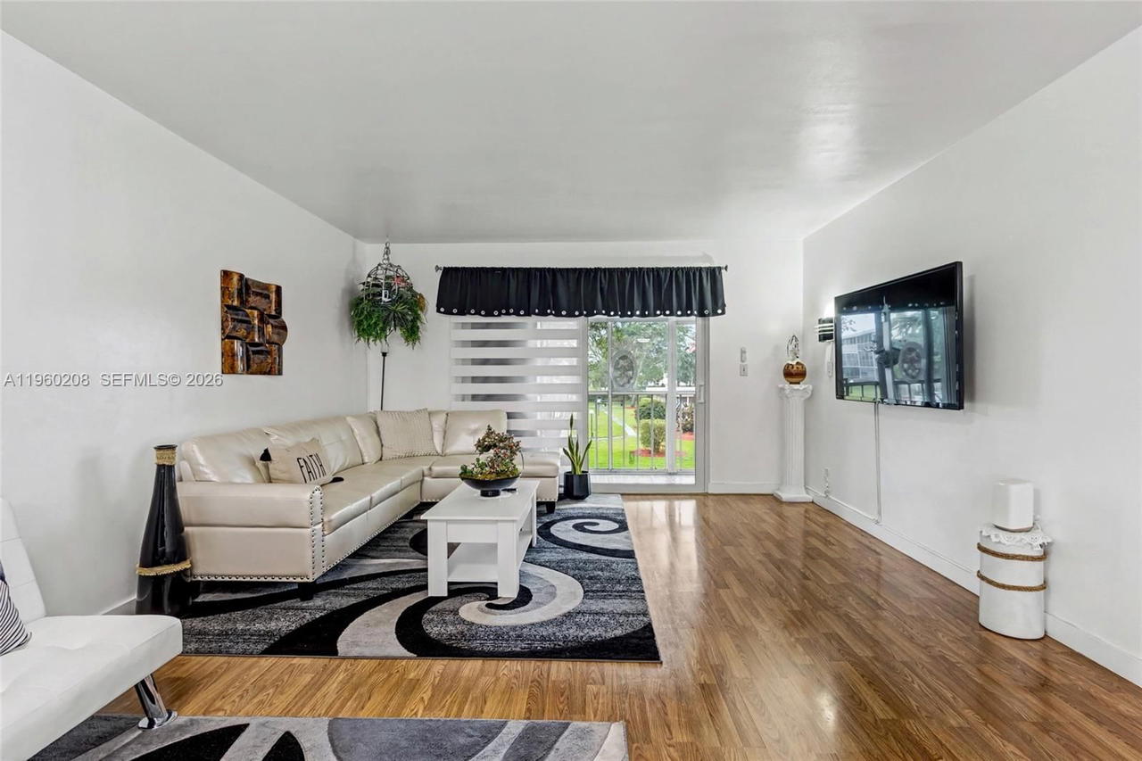 Real estate property located at 5100 Washington St #207, Broward, Hillcrest Country Club Ap, Hollywood, FL