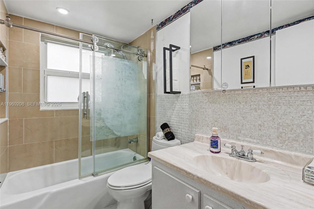 Real estate property located at 5100 Washington St #207, Broward, Hillcrest Country Club Ap, Hollywood, FL