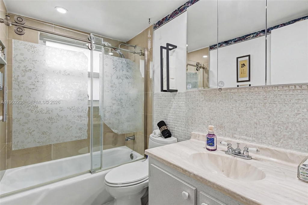 Real estate property located at 5100 Washington St #207, Broward, Hillcrest Country Club Ap, Hollywood, FL