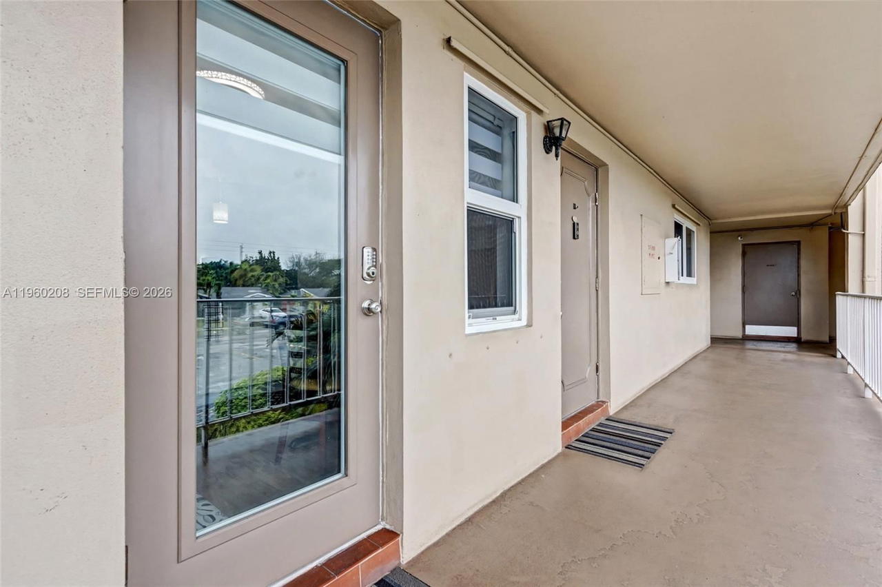 Real estate property located at 5100 Washington St #207, Broward, Hillcrest Country Club Ap, Hollywood, FL