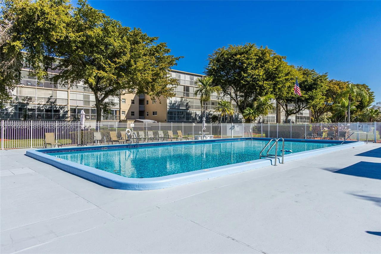 Real estate property located at 5100 Washington St #207, Broward, Hillcrest Country Club Ap, Hollywood, FL
