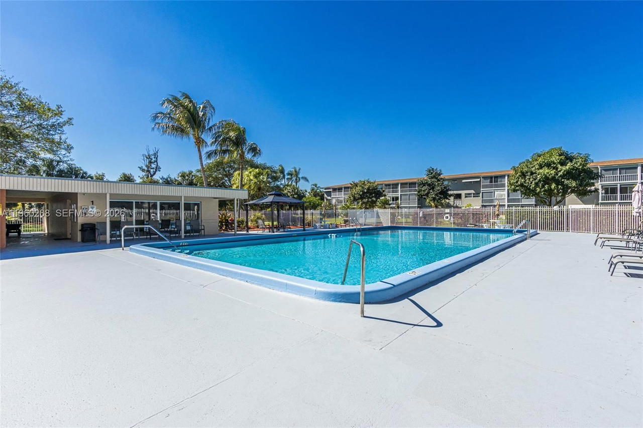 Real estate property located at 5100 Washington St #207, Broward, Hillcrest Country Club Ap, Hollywood, FL