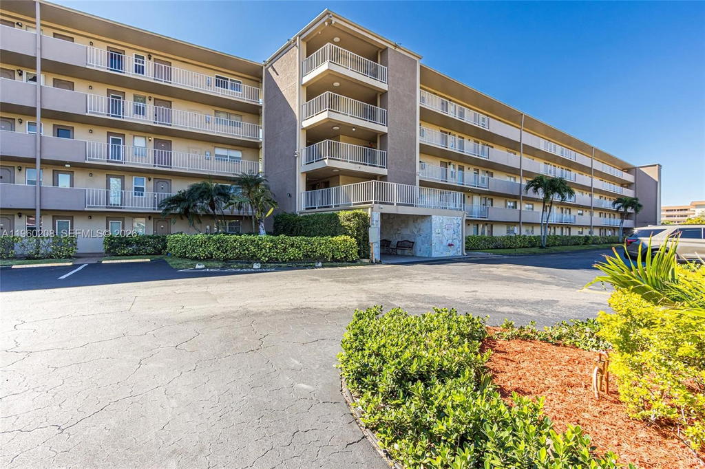 Real estate property located at 5100 Washington St #207, Broward, Hillcrest Country Club Ap, Hollywood, FL