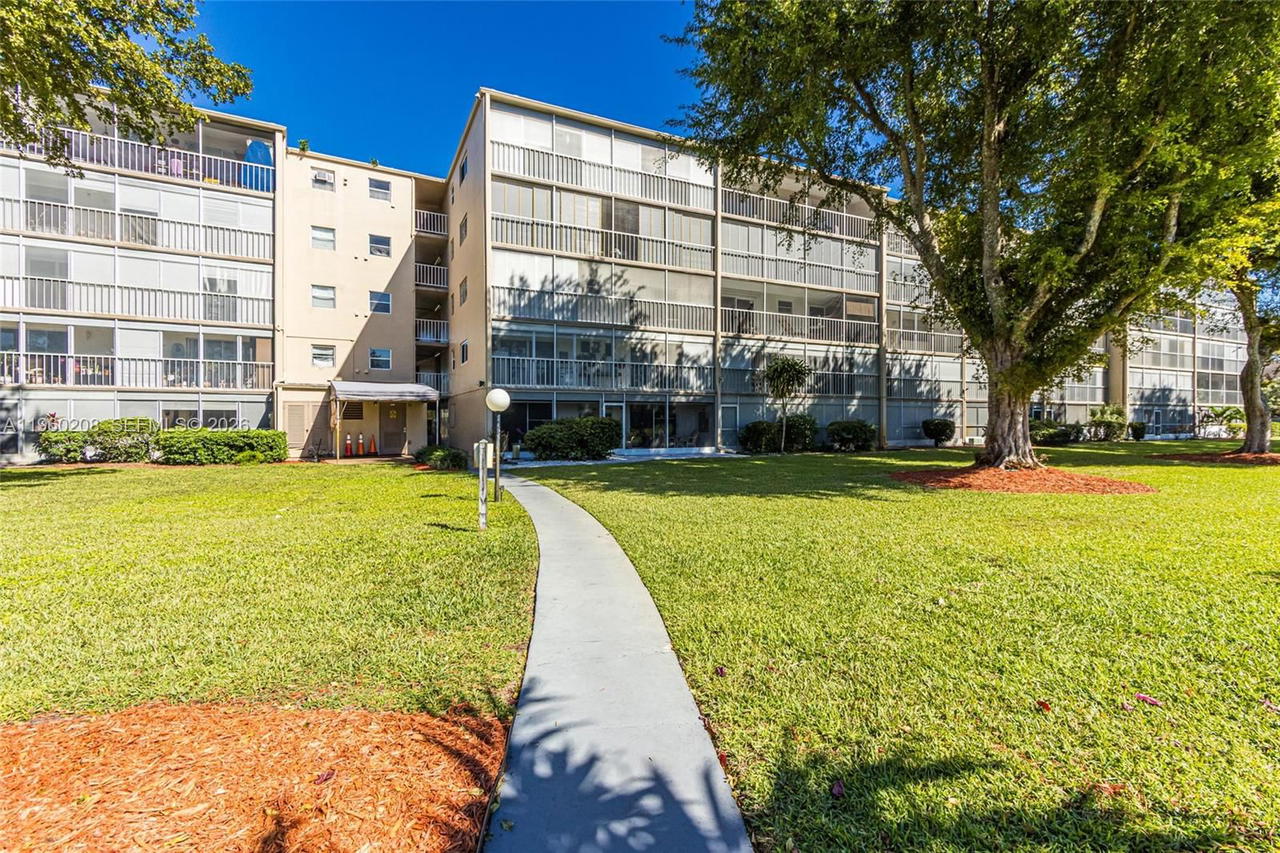 Real estate property located at 5100 Washington St #207, Broward, Hillcrest Country Club Ap, Hollywood, FL