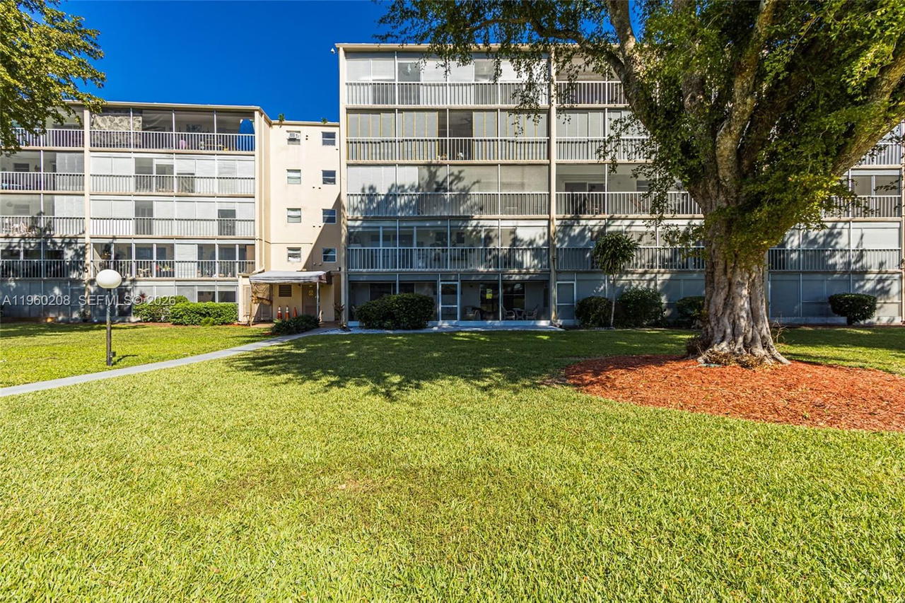 Real estate property located at 5100 Washington St #207, Broward, Hillcrest Country Club Ap, Hollywood, FL