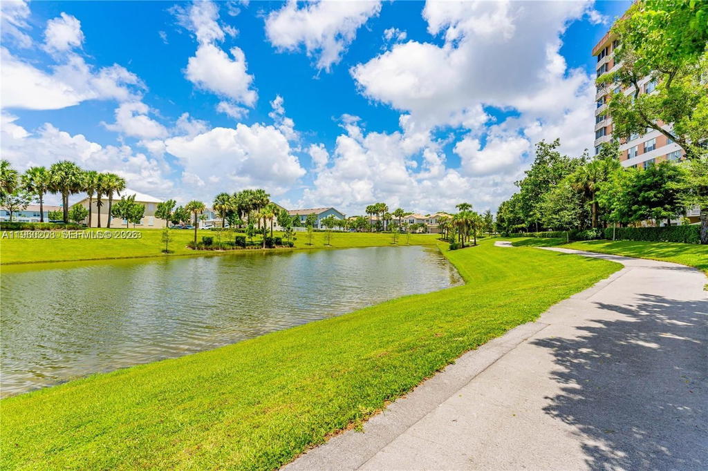 Real estate property located at 5100 Washington St #207, Broward, Hillcrest Country Club Ap, Hollywood, FL