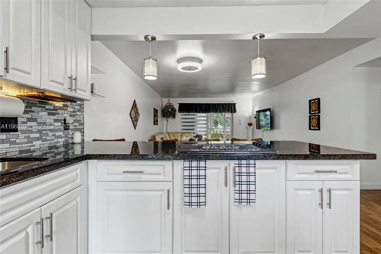 Real estate property located at 5100 Washington St #207, Broward, Hillcrest Country Club Ap, Hollywood, FL