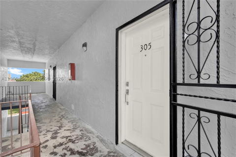 Real estate property located at 1555 44th Pl #305, Miami-dade, St Andrews Court Condo, Hialeah, FL